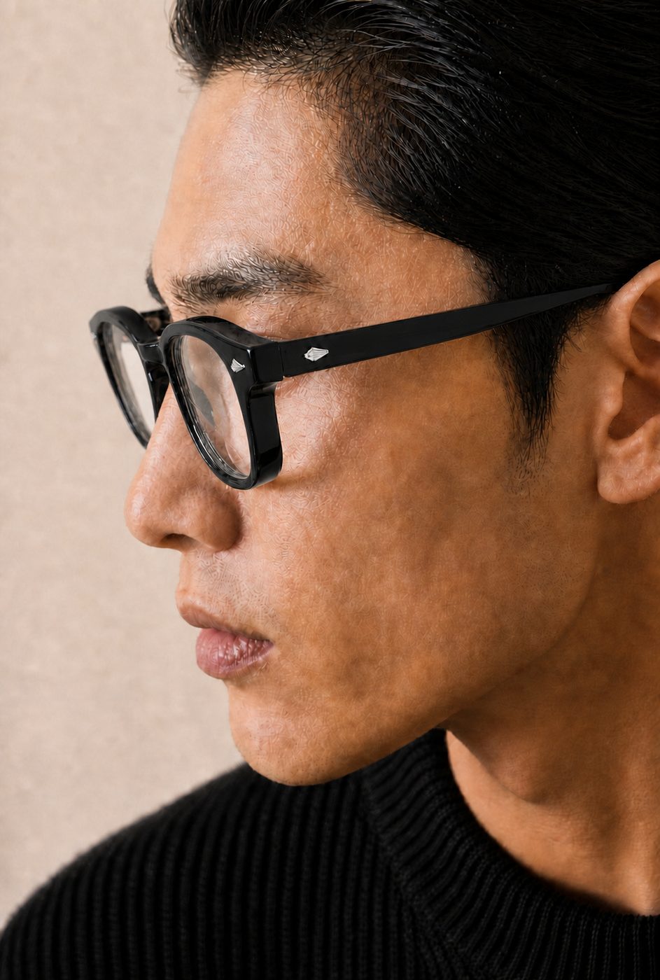 볼드 아넬 레트로 블랙 안경을 착용한 모델의 측면 캠페인 컷